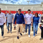 Ministro Collado supervisa trabajos en la plaza cultural seibana y anuncia será entregada en diciembre.