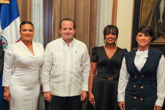 Presidente Abinader recibe delegación de Adompretur en su despacho presidencial