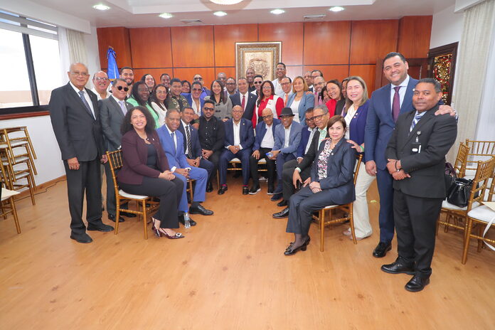 Diputados se reúnen con merengueros y bachateros  interesados en proyecto de ley que beneficiará estos ritmos musicales