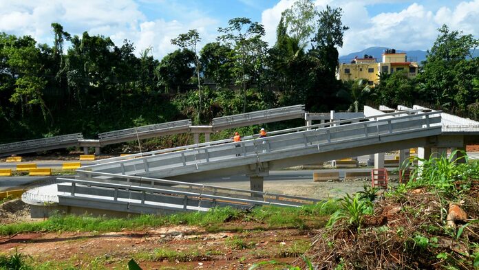 OBRAS PÚBLICAS INSTALA ESTA NOCHE LAS VIGAS CENTRALES DEL NUEVO PUENTE PEATONAL Y MOTORIZADO EN VILLA ALTAGRACIA