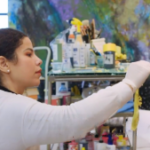 La primera artista dominicana en superar el millón de dólares en subasta