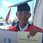 Don Víctor, de 69 años, cumple su sueño de graduarse en Derecho