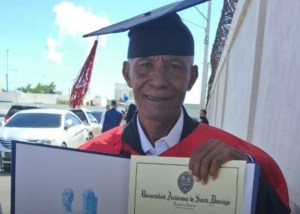 Don Víctor, de 69 años, cumple su sueño de graduarse en Derecho