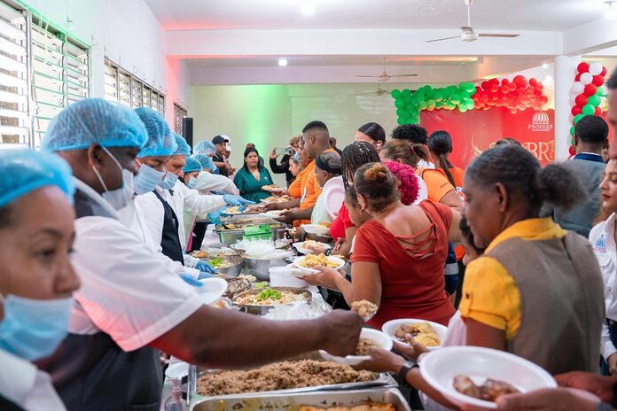 Propeep inicia almuerzos navideños con familias con niños autistas y discapacidad