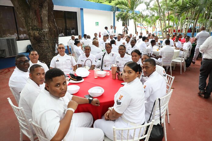 Presidente Abinader almuerza con oficiales y soldados de la Armada y Fuerza Aérea; reafirma compromiso con el equipamiento y profesionalización de las instituciones castrenses