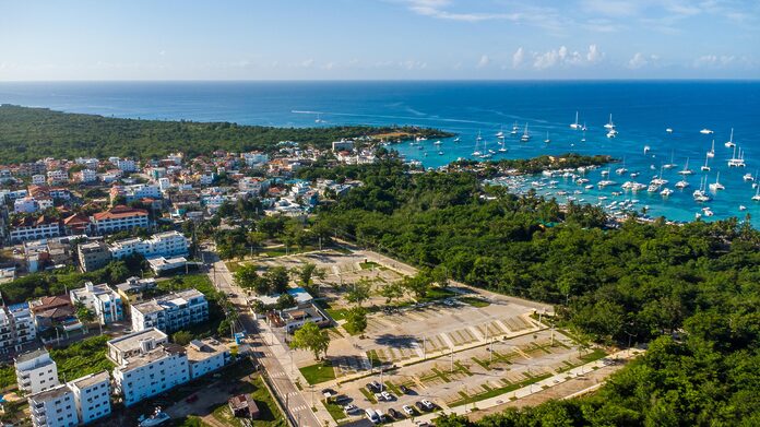 David Collado inaugura en Bayahíbe moderno estacionamiento para más de 270 vehículos de motor