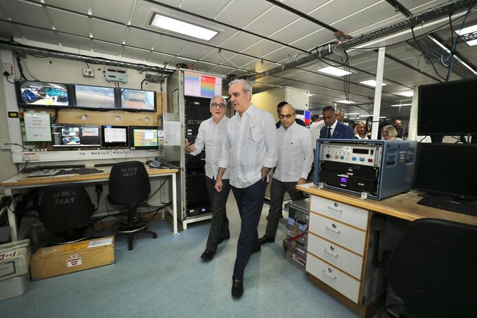 Presidente Abinader visita buque oceanográfico RRS James Cook en el Puerto de Santo Domingo