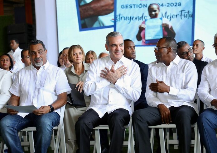 Presidente Abinader entrega 580 títulos de apartamentos y asegura futuro y dignidad a familias del Distrito Nacional y los municipios de Santo Domingo Este y Norte