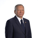 Encuesta posiciona a Leonardo Aguilera entre los funcionarios mejor valorados por honestidad y gestión en 2025