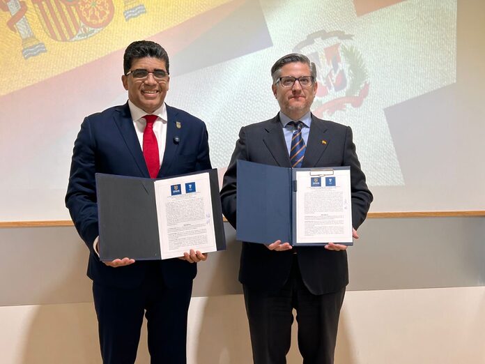 Alcalde Dio Astacio firma acuerdo con la universidad Spain Business School