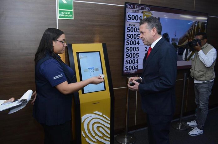 Secretario general del PRSC recibe nueva cédula y respalda proceso de la JCE