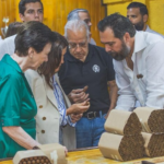 Embajadora de Estados Unidos visita la fábrica de Arturo Fuente en Santiago