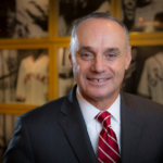 Comisionado MLB resalta apoyo del presidente Luis Abinader para avances de la liga en RD