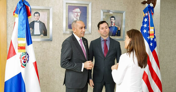 Embajadora de EE.UU. presenta al presidente de la DNCD al nuevo agregado interino de la DEA en República Dominicana