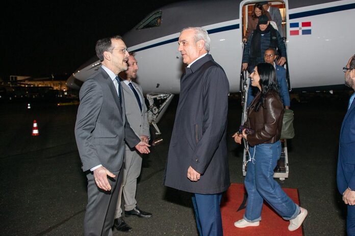 Presidente Abinader llega a París donde se reunirá con su homólogo Emmanuel Macron y participará en Foro Global Anticorrupción e Integridad