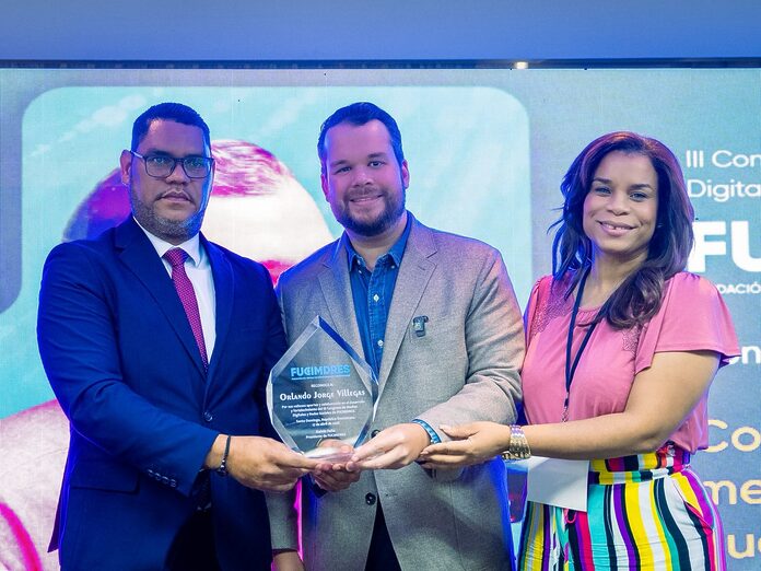 3er Congreso FUCIMDRES reconoce a Orlando Jorge Villegas por su aporte al fortalecimiento de los medios en la era de la inteligencia artificial