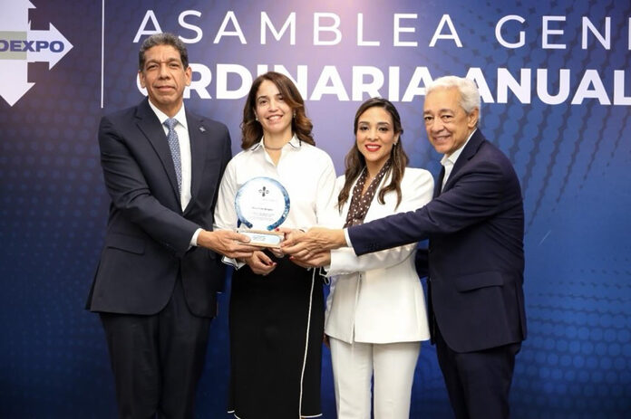 Anyarlene Bergés es reconocida en Asamblea General de ADOEXPO 2026