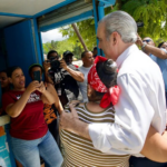 Presidente Abinader anuncia la construcción de un complejo de 112 apartamentos para afectados por las lluvias en Villa Montellano, Puerto Plata
