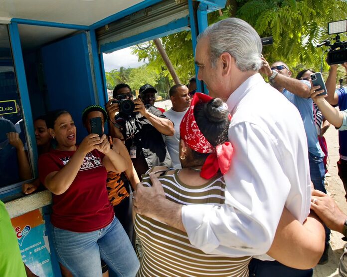 Presidente Abinader anuncia la construcción de un complejo de 112 apartamentos para afectados por las lluvias en Villa Montellano, Puerto Plata