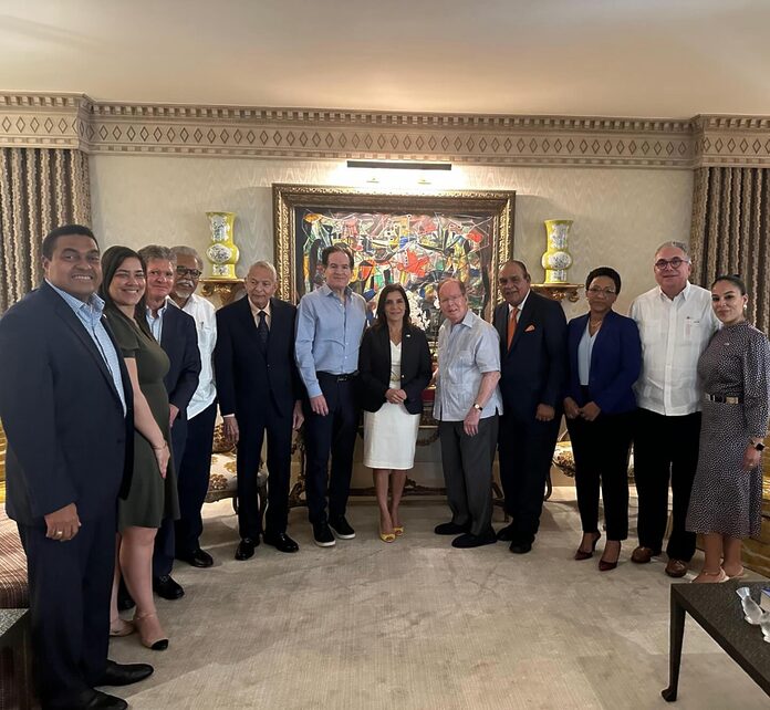 Embajadora de EE.UU. reafirma compromiso con la prensa libre en encuentro con Grupo Corripio