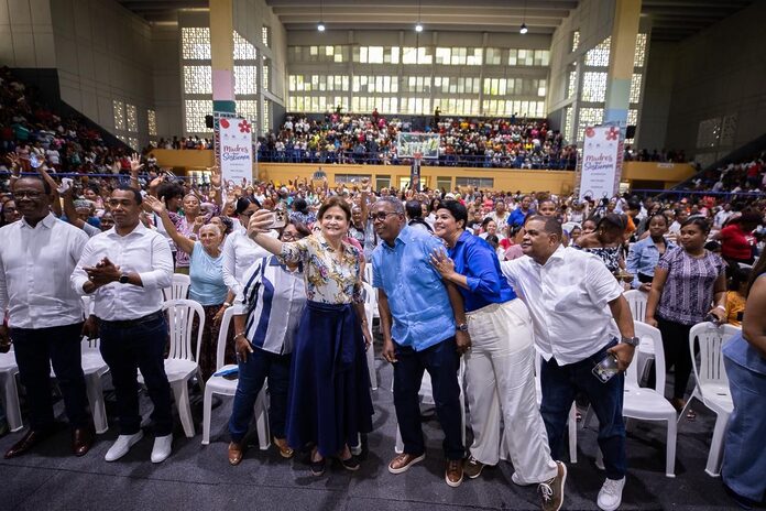 Raquel Peña comparte con miles de madres en Barahona durante jornada “Madres que Sostienen”