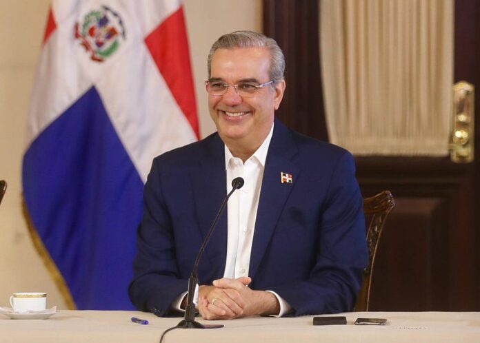 Presidente Abinader destina más de 5.3 millones de pesos de su salario de 2025 a fundaciones y proyectos sociales
