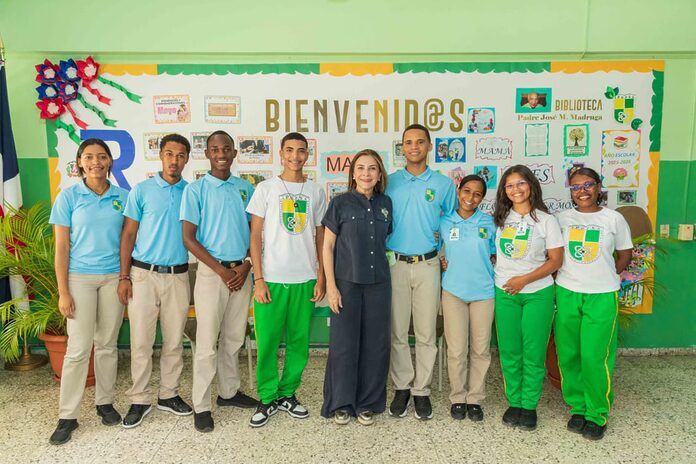 Carolina Mejía sostiene encuentro con estudiantes de politécnico en Gualey