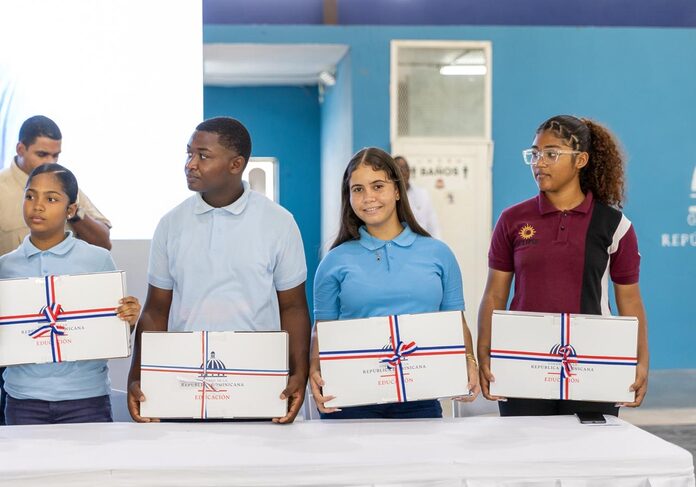 Presidente Abinader sostiene encuentro con estudiantes de liceos y colegios donde dispone plan especial para atender infraestructura escolar en Independencia, entrega laptos y anuncia evaluación de liceo experimental de la UASD en Jimaní