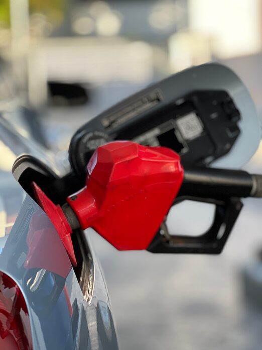 Gobierno reajusta combustibles y activa período de congelación de precios