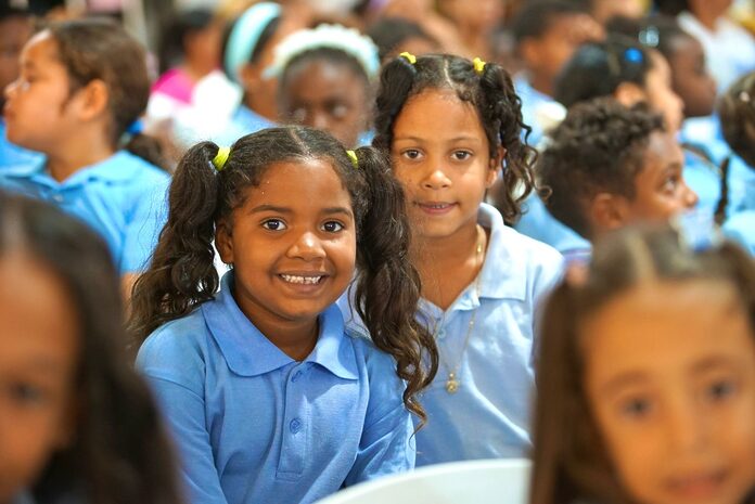 Presidente Abinader inaugura la Escuela Básica José Valentín Pérez Castro en La Noriega y entrega de manera simultánea 27 aulas para nivel inicial