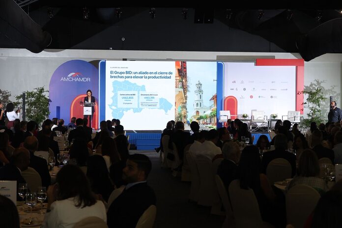 Grupos BID y Banco Mundial analizan perspectivas de República Dominicana durante almuerzo de AMCHAMDR