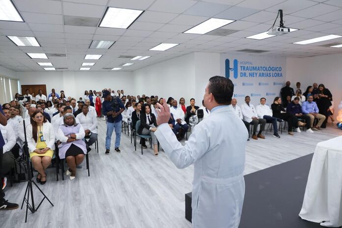 Director del SNS da la bienvenida a los nuevos residentes médicos del Hospital Ney Arias Lora