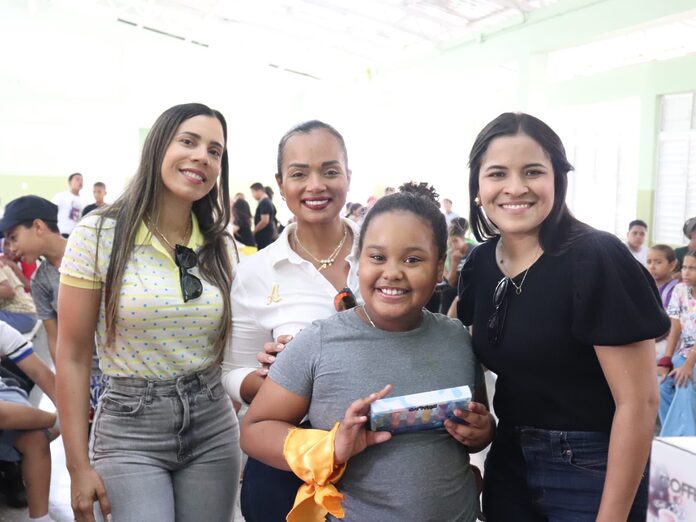 Jóvenes empresarios entregan más de 500 juguetes en campamento de verano de La Vega
