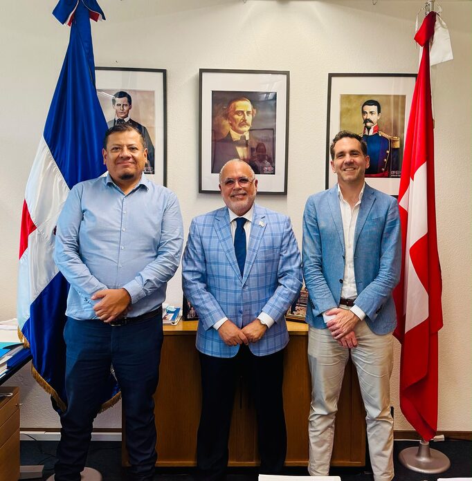 Embajador Pablo Valentín recibe en Suiza a directivos del Instituto de Gobernanza de Basilea para fortalecer cooperación anticorrupción